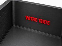Détail de l'inscription personnalisée VOTRE TEXTE en rouge sur la paroi arrière de la Selection Box noire
